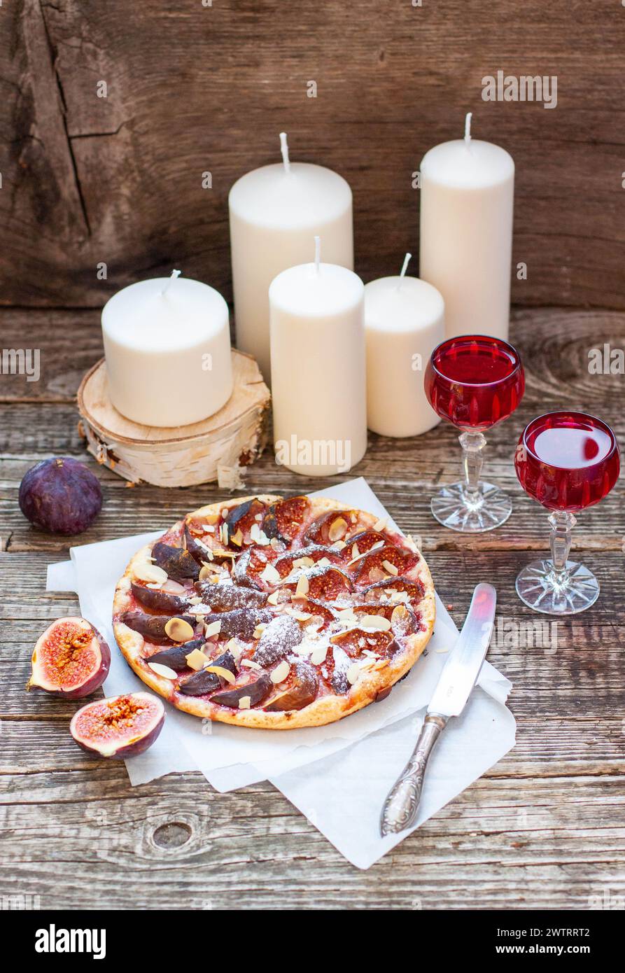 Tarte ou tarte aux figues et aux noix de pécan, croûte de tarte maison avec figues, cassonade, beurre, œufs et noix de pécan, décorée de figues fraîches et de noix de pécan grillées Banque D'Images