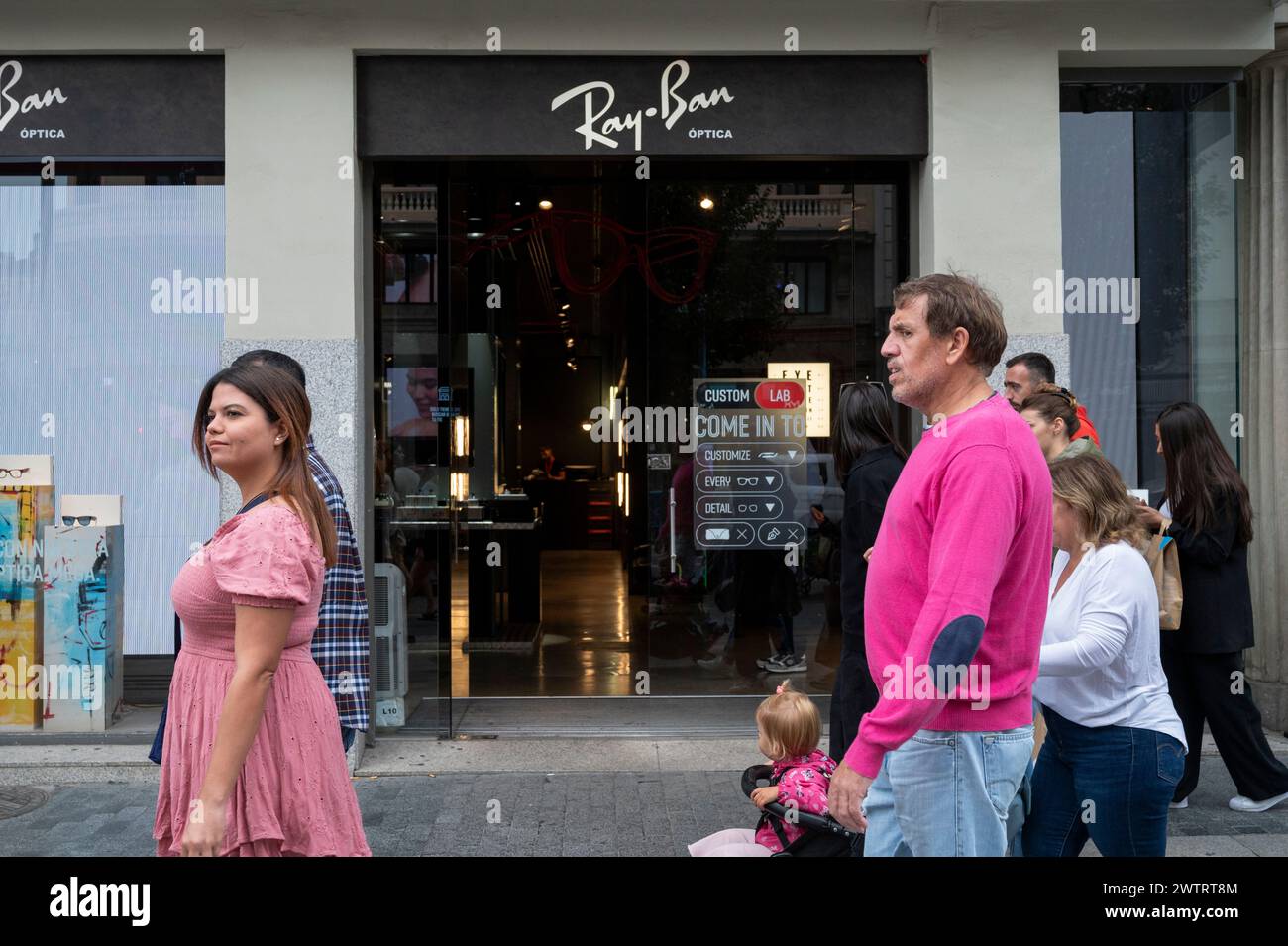 Des piétons marchent devant le magasin américain de lunettes de soleil et de lunettes de vue Ray-Ban en Espagne. Banque D'Images