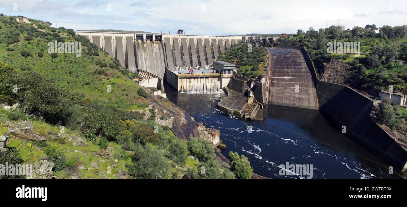 Barrage d'Alcantara, alias barrage Jose Maria de Oriol - Alcantara II, barrage de contrefort sur le Tage construit en 1969, plan panoramique, Province de Caceres, Espagne Banque D'Images