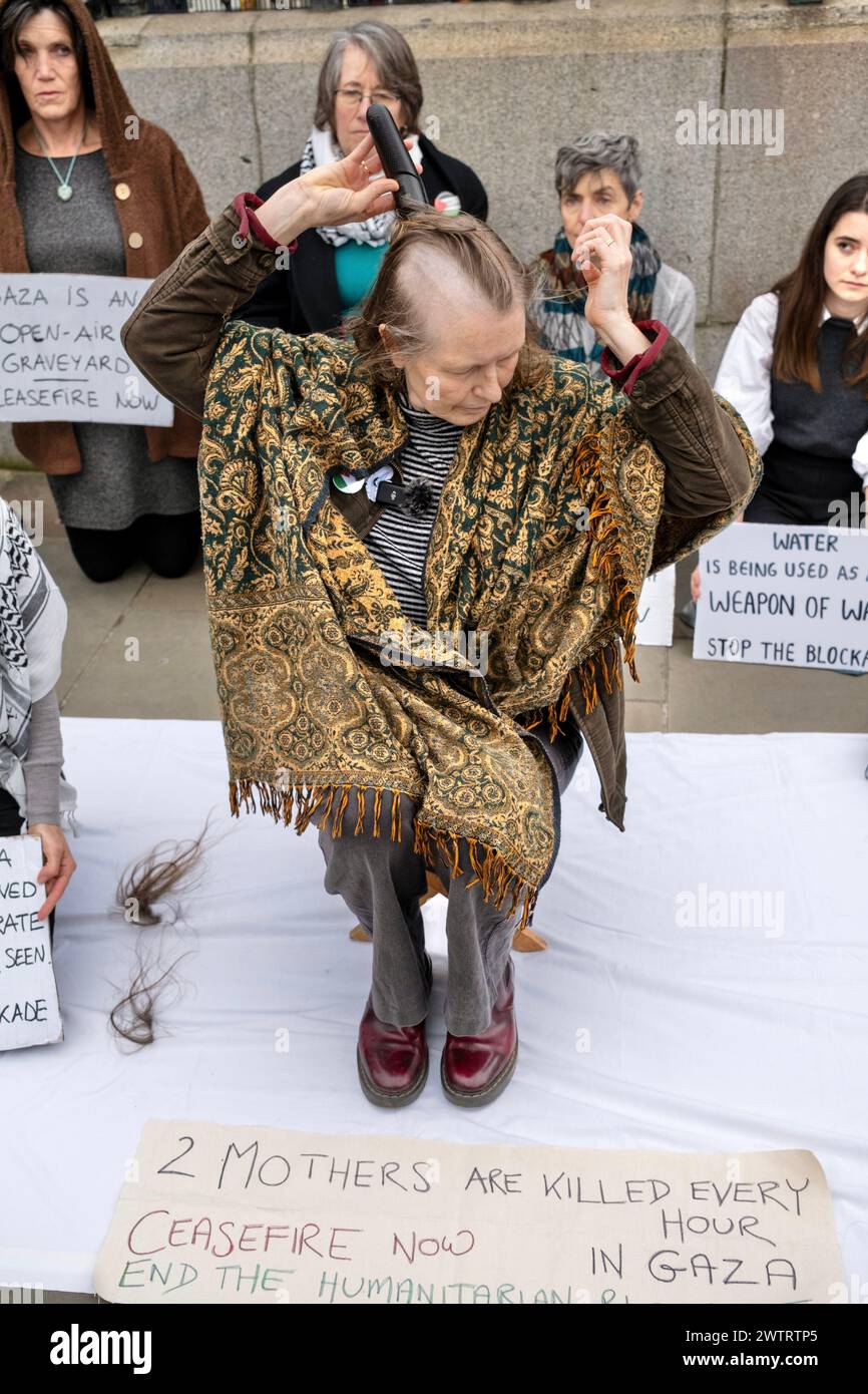 Londres, Royaume-Uni, 19 mars 2024.Un groupe de militants se rasent la tête devant les chambres du Parlement en solidarité avec les mères de Gaza. Crédit : James Willoughby/Alamy Live News Banque D'Images