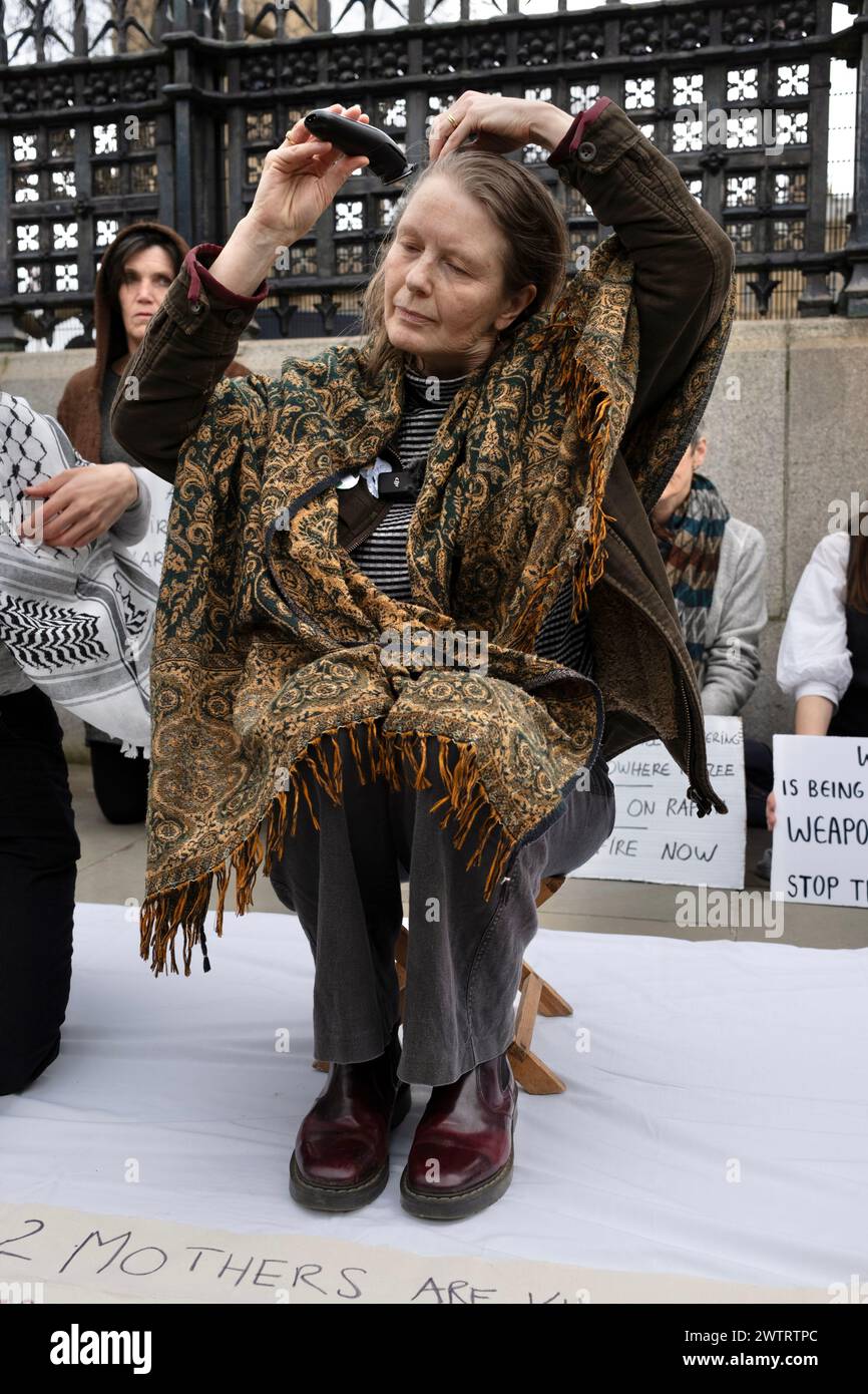 Londres, Royaume-Uni, 19 mars 2024.Un groupe de militants se rasent la tête devant les chambres du Parlement en solidarité avec les mères de Gaza. Crédit : James Willoughby/Alamy Live News Banque D'Images