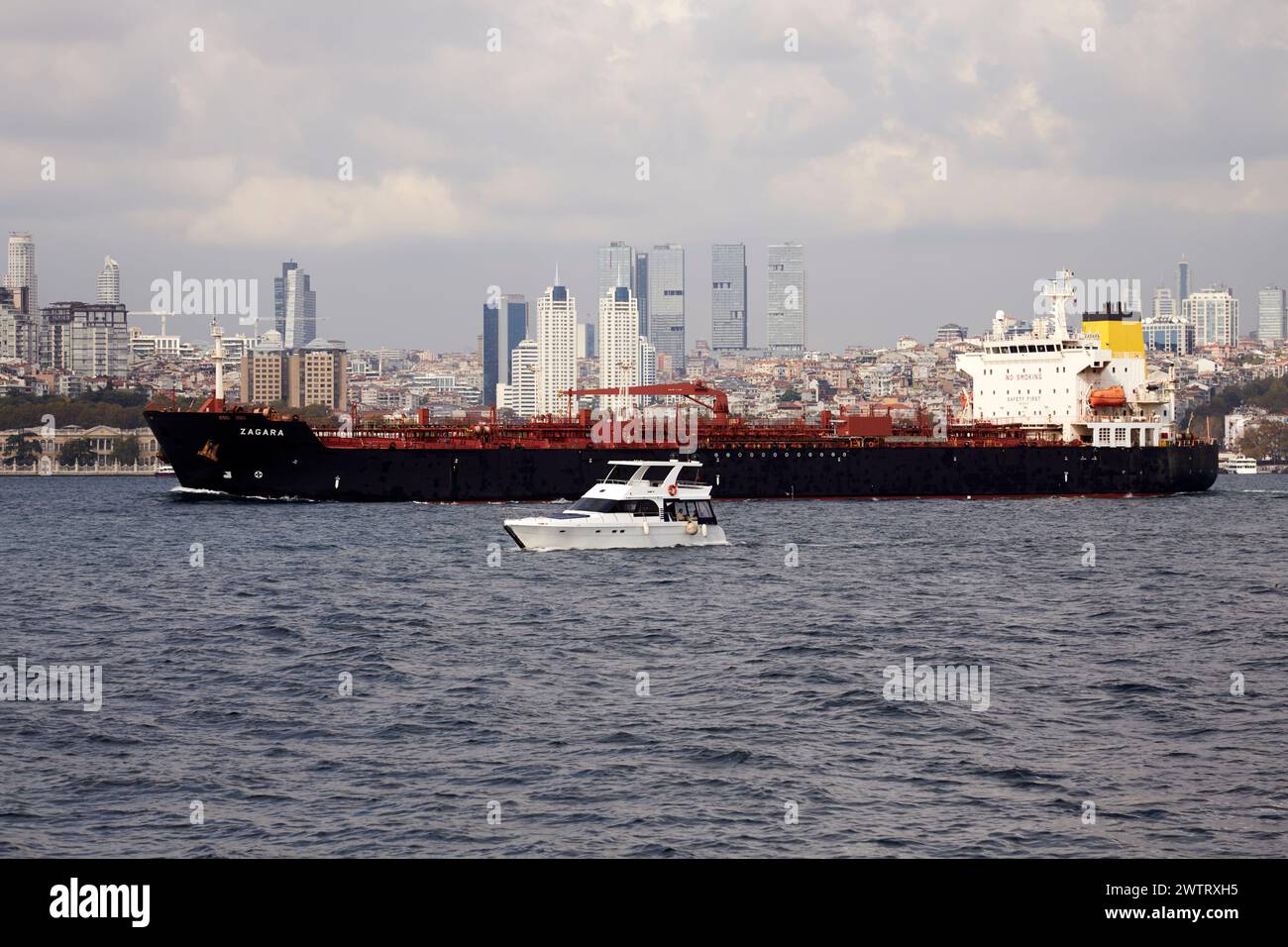 Le pétrolier Zagara / chimique approche du port d'Istanbul, Turquie, Europe Banque D'Images