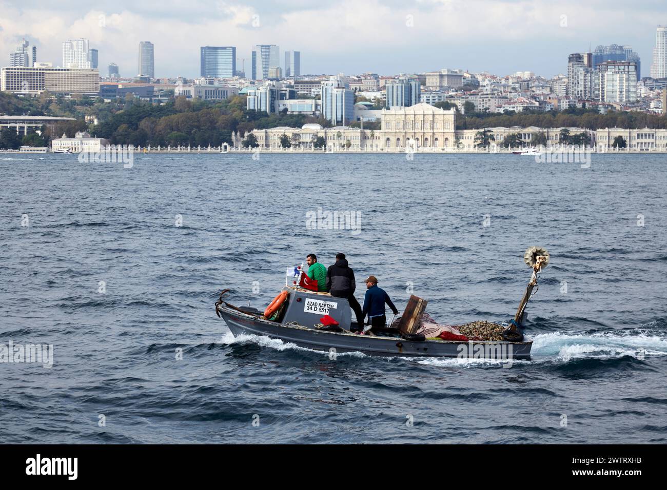 Pêcheurs retournant au port d'Istanbul, Turquie, Europe Banque D'Images
