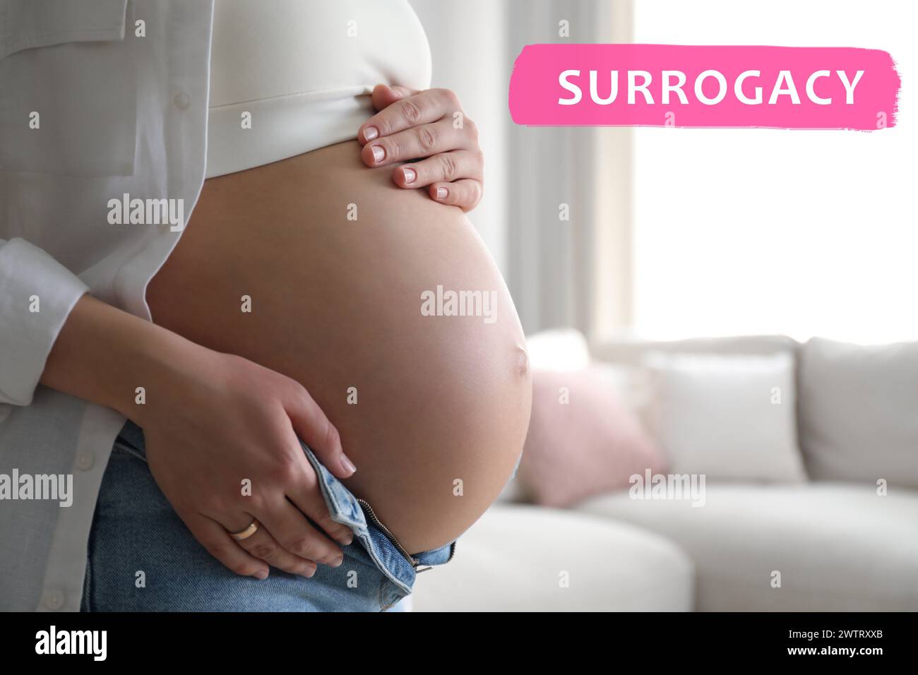 GPA. Femme enceinte touchant son ventre à l'intérieur, gros plan Banque D'Images