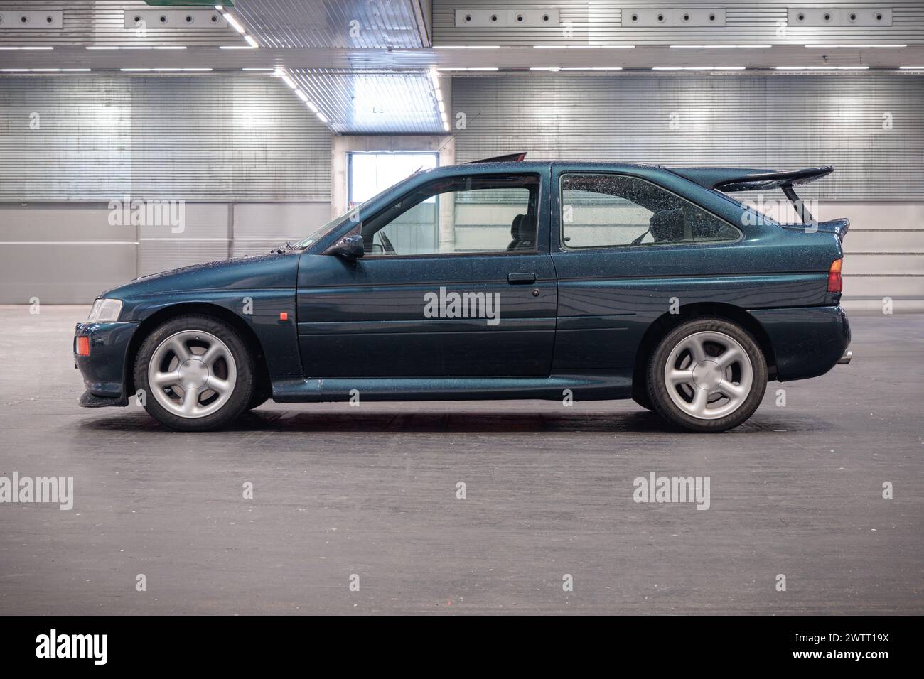Bilbao, Espagne-11 novembre 2023 : Ford Escort RS Cosworth (vue latérale) dans un parking intérieur Banque D'Images