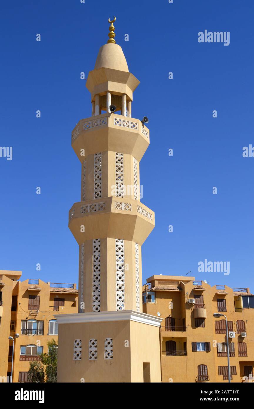 Le Caire, Egypte, 11 mars 2024 : un haut minaret d'une mosquée contre un beau ciel bleu avec des nuages à la lumière du jour, les mosquées sont le lieu de culte et p Banque D'Images