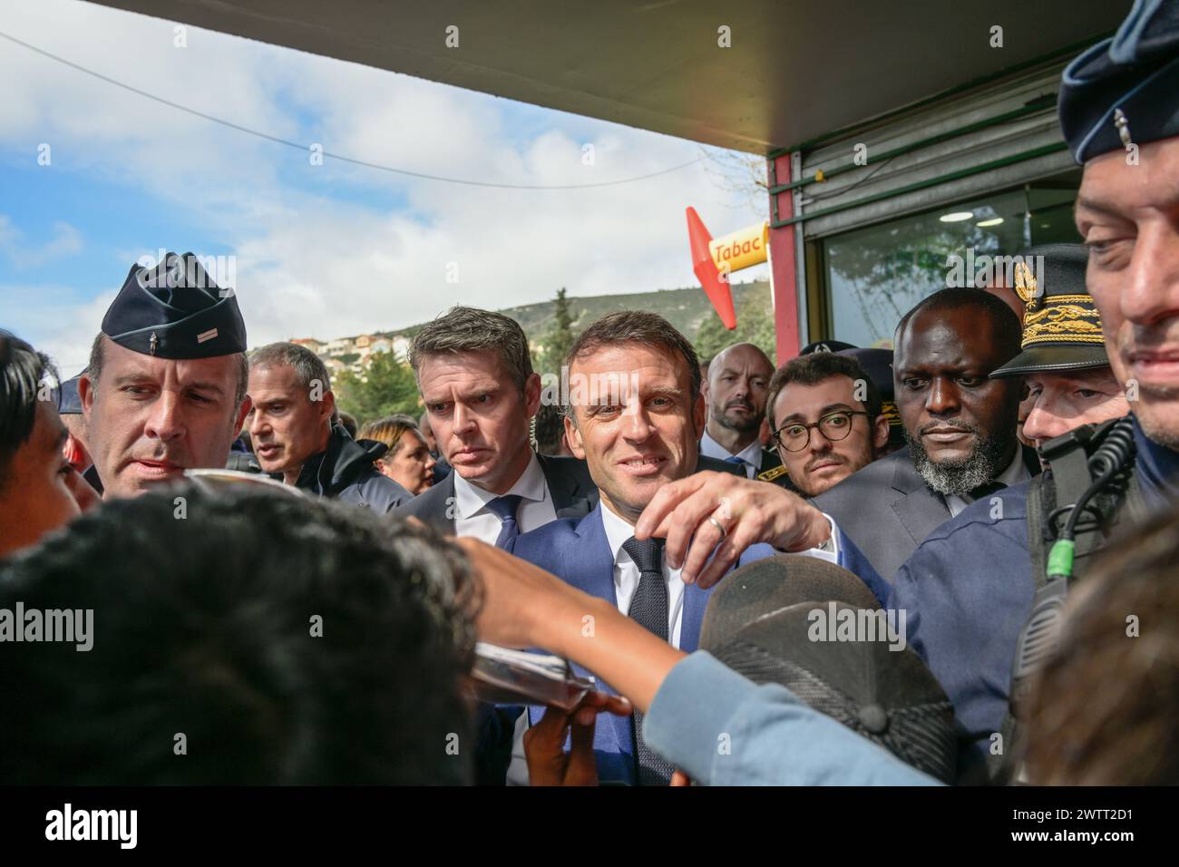 Marseille, France. 19 mars 2024. Emmanuel Macron vu lors d’une réunion publique avec les habitants du domaine Castellane à Marseille. Le président français Emmanuel Macron a effectué une visite surprise dans le domaine résidentiel de Castellane, dans la banlieue nord de Marseille, un centre de trafic de drogue qui, depuis 48 heures, fait l'objet d'une opération de nettoyage visant à éliminer les points de trafic de drogue. Crédit : SOPA images Limited/Alamy Live News Banque D'Images