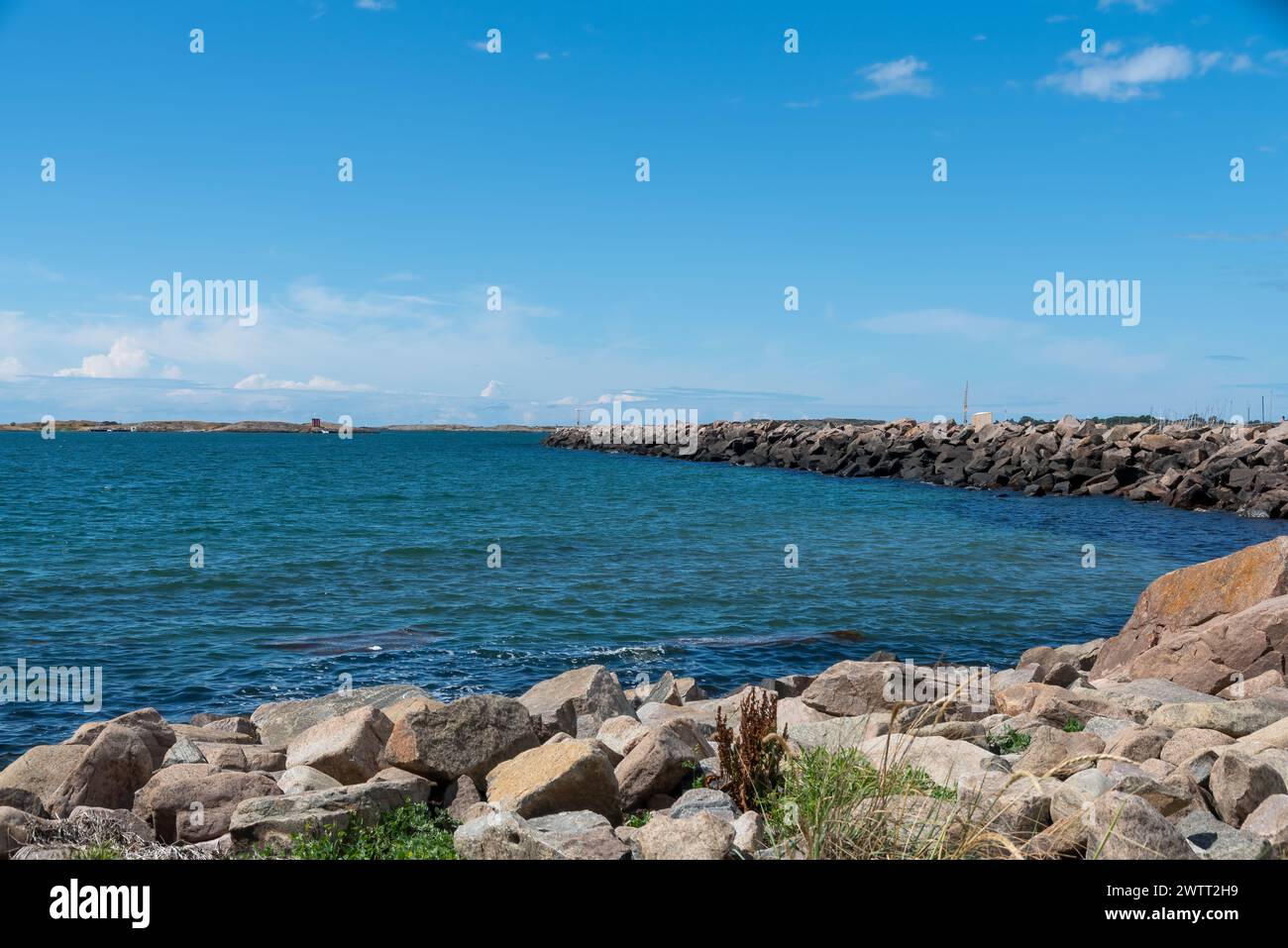 Côte Rocheuse en mer Banque D'Images