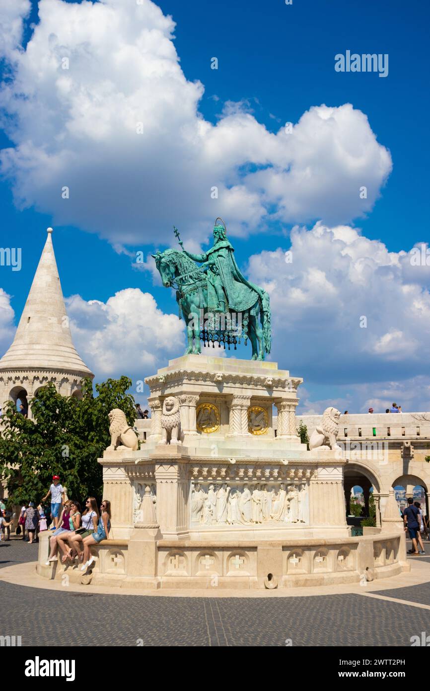 Statue équestre du roi Stephen, Bastion des pêcheurs, Budapest, Hongrie Banque D'Images