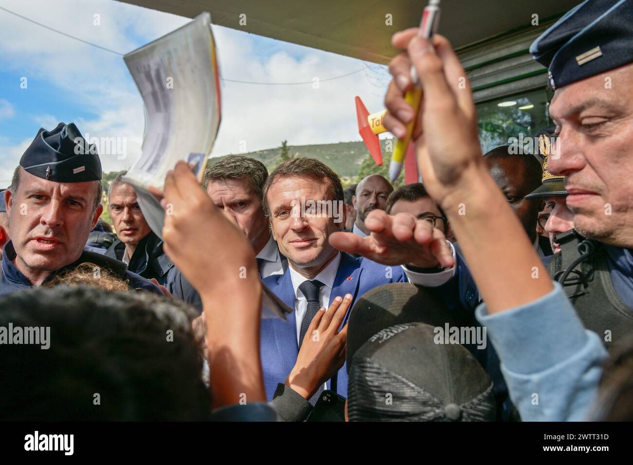 Marseille, France. 19 mars 2024. Emmanuel Macron vu lors d’une réunion publique avec les habitants du domaine Castellane à Marseille. Le président français Emmanuel Macron a effectué une visite surprise dans le domaine résidentiel de Castellane, dans la banlieue nord de Marseille, un centre de trafic de drogue qui, depuis 48 heures, fait l'objet d'une opération de nettoyage visant à éliminer les points de trafic de drogue. (Photo de Laurent Coust/SOPA images/SIPA USA) crédit : SIPA USA/Alamy Live News Banque D'Images