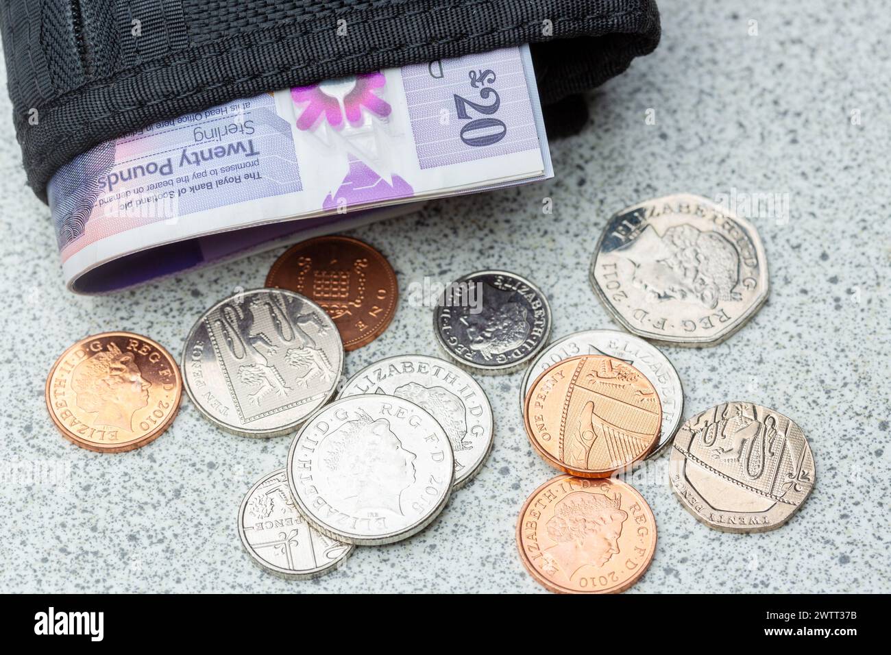 Un portefeuille et des billets et pièces écossais de 20 £ Banque D'Images