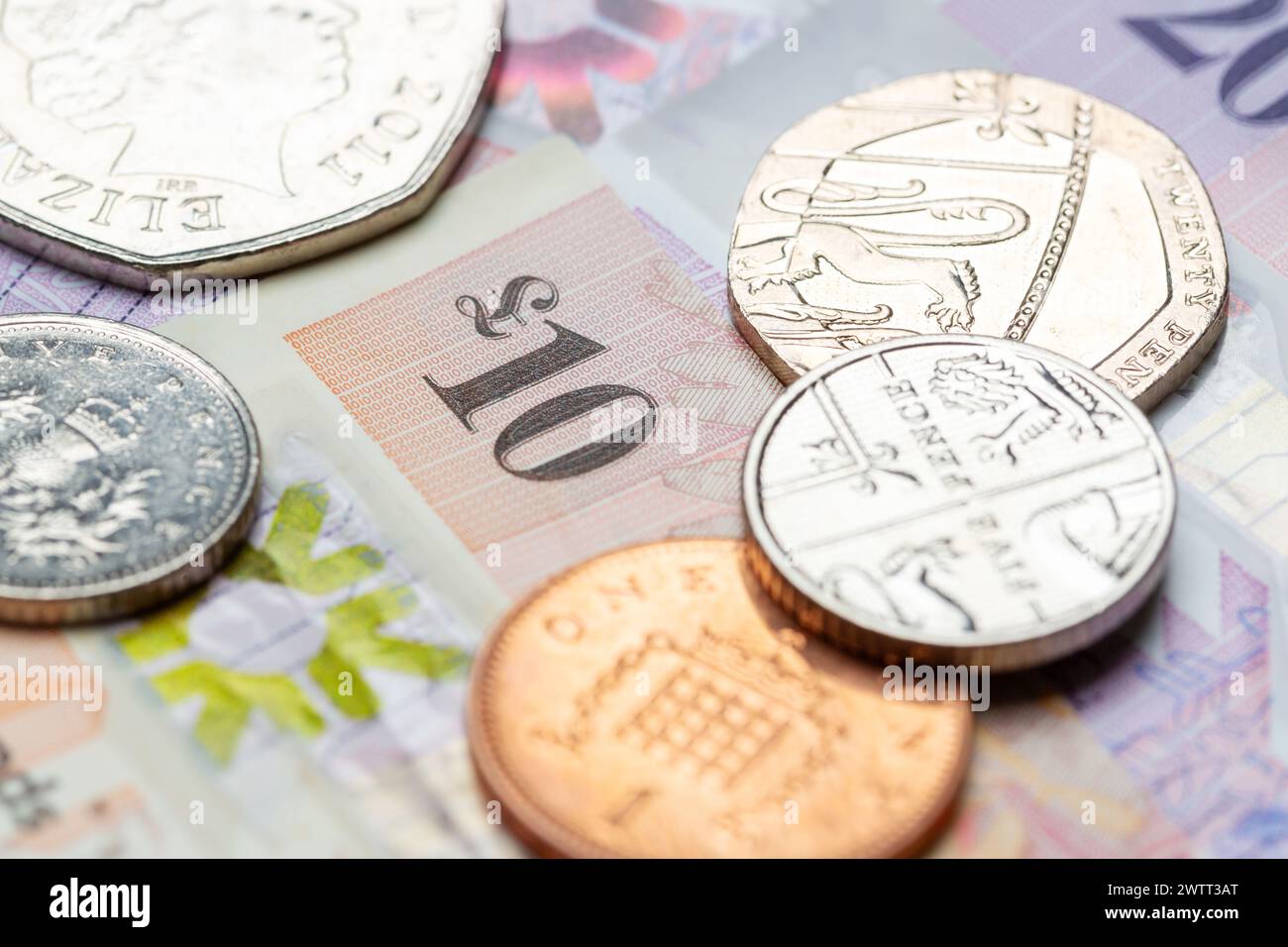 Un billet et des pièces britanniques de 10 £ Banque D'Images