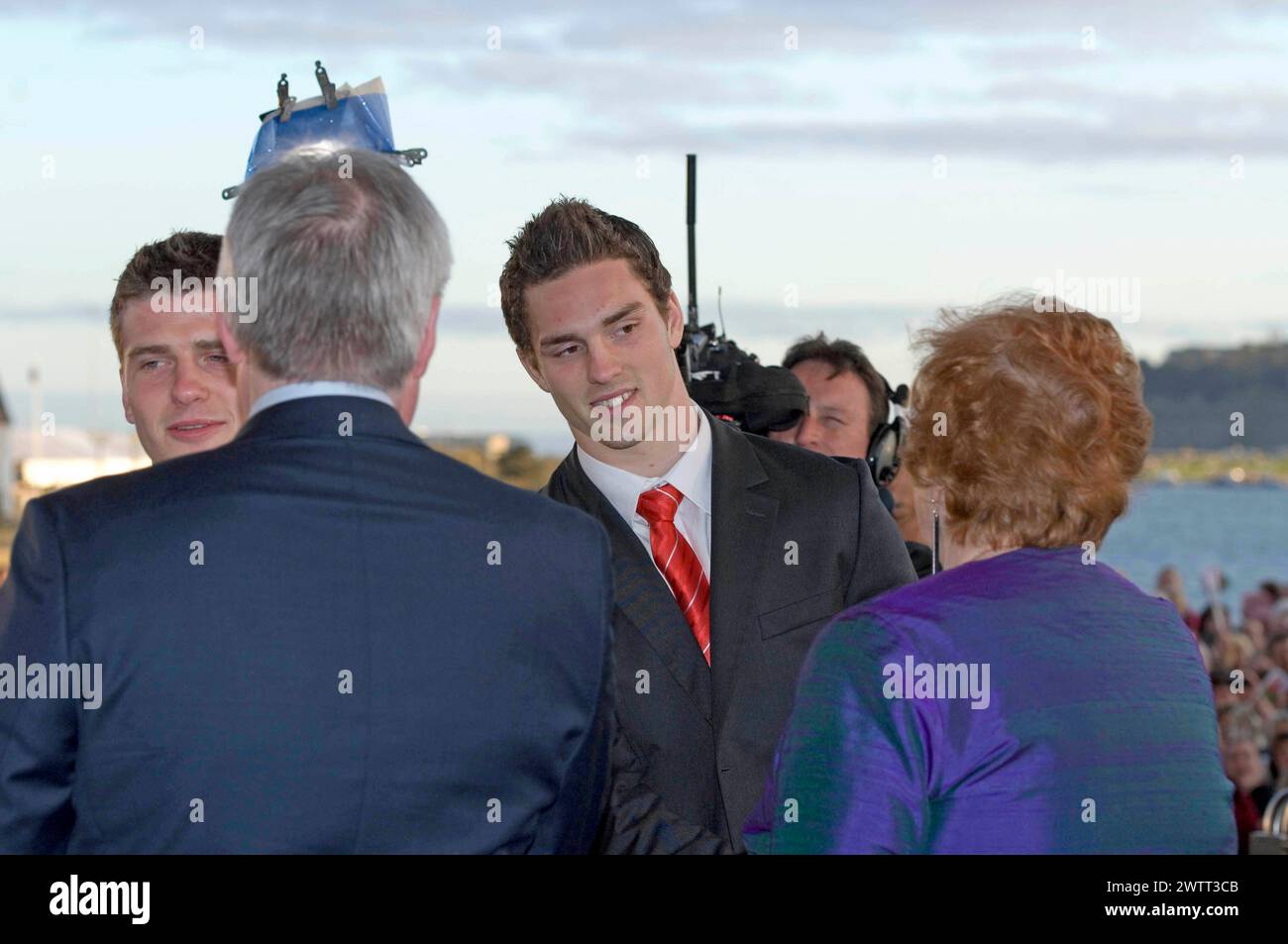 Photo de la rencontre de George North avec Carwyn Jones, première ministre du pays de Galles. Pendant les célébrations de l'équipe de rugby galloise après avoir remporté le Grand Chelem au tournoi de rugby des six Nations au Senydd de Cardiff Bay. Le centre gallois George North a annoncé sa retraite du rugby international après les six Nations le samedi 16 mars 2024 Banque D'Images