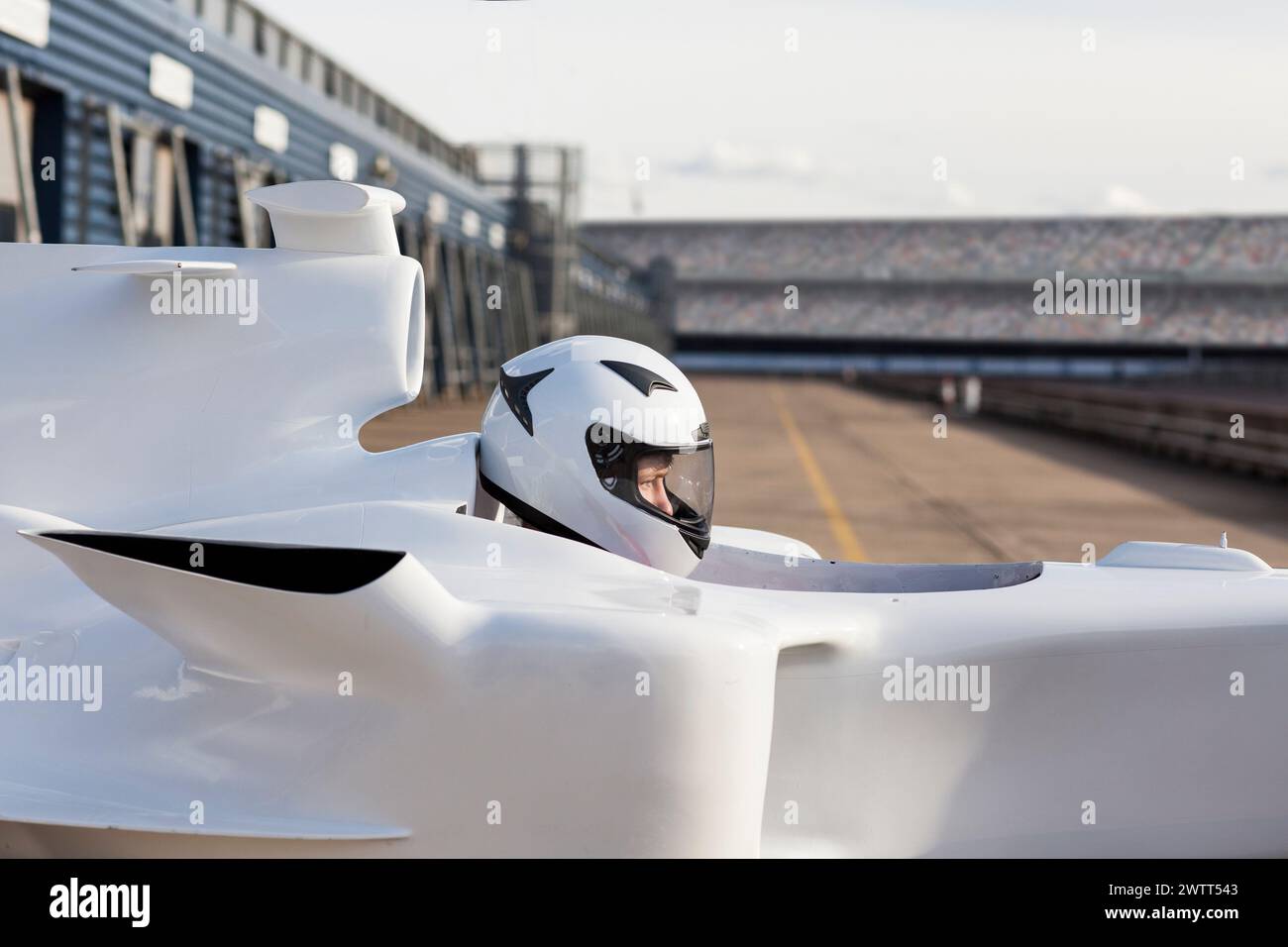 Pilote de voiture de course concentré et prêt sur la piste Banque D'Images