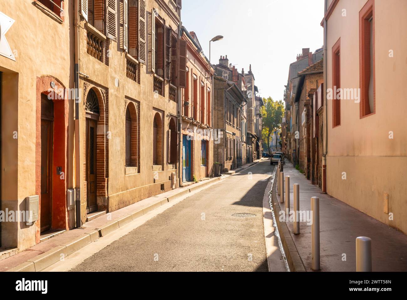 Façade ou extérieur de maisons traditionnelles historiques en rouge ou orange dans la vieille ville de Toulouse, France Banque D'Images