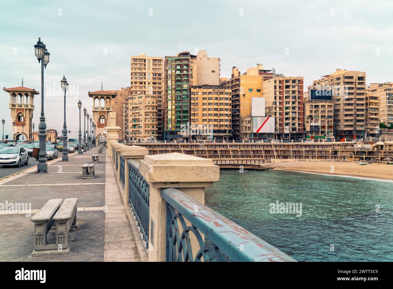 Stnaley Pont et plage sur la mer Méditerranée, Alexandrie, Egypte Banque D'Images