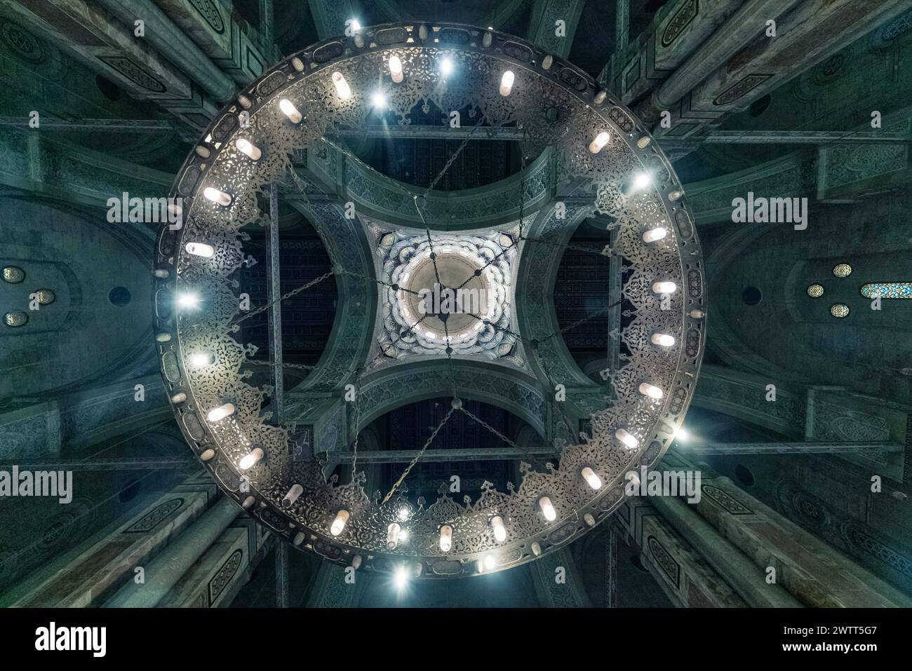 Vue des plafonds avec Chandilier à la mosquée Al-Rifa'i au Caire islamique, Egypte Banque D'Images