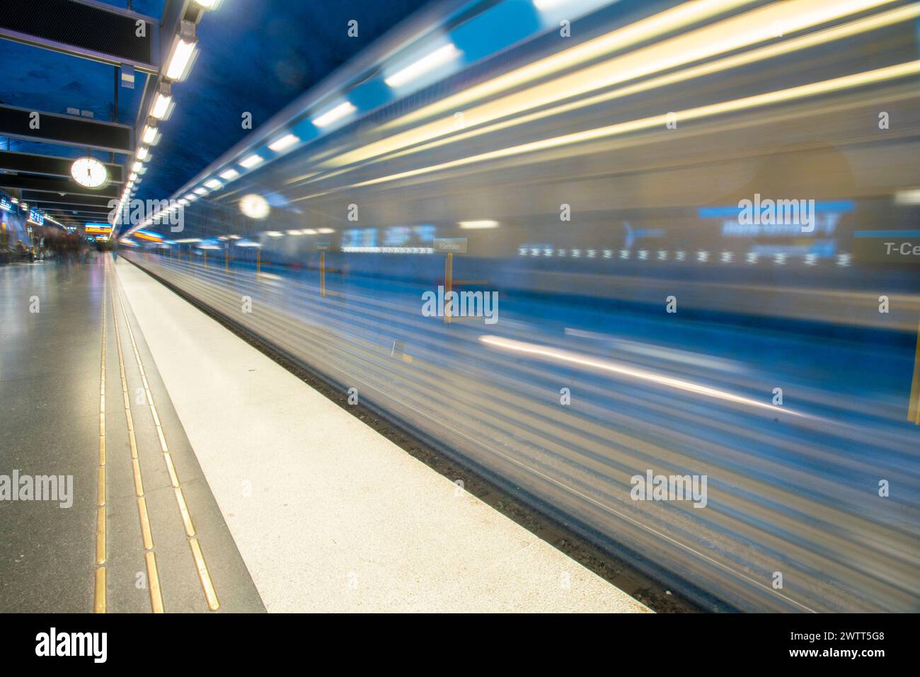 Longue exposition du train de métro dans la station de métro suédoise Banque D'Images