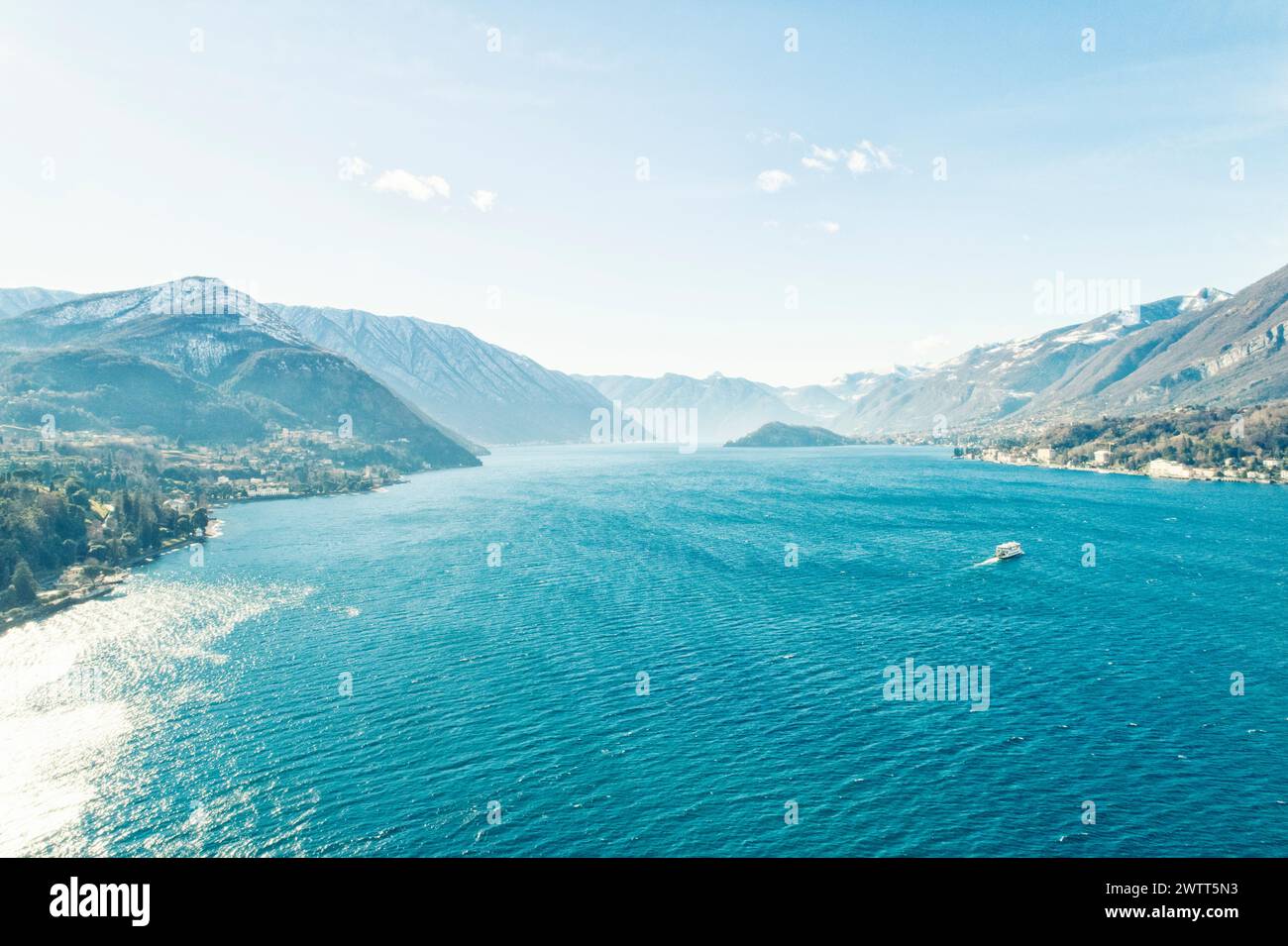Vue aérienne du lac de Côme avec les Alpes et les villages autour du lac, Côme, Italie Banque D'Images