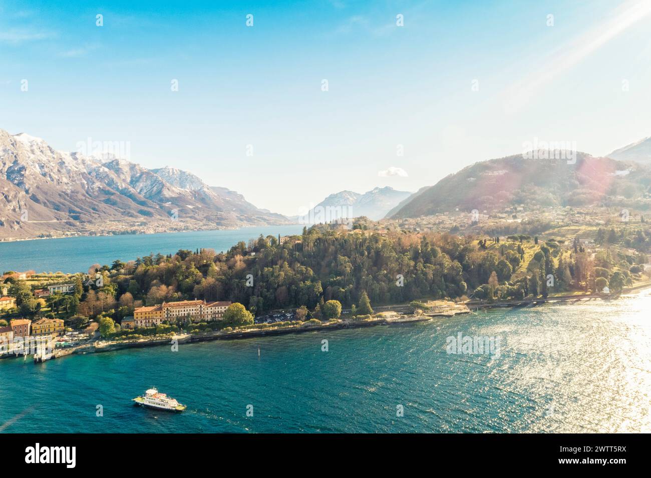 Vue aérienne du village de Bellagio sur le lac de Côme avec le ciel bleu et les Alpes en arrière-plan, Bellagio, Côme, Italie Banque D'Images