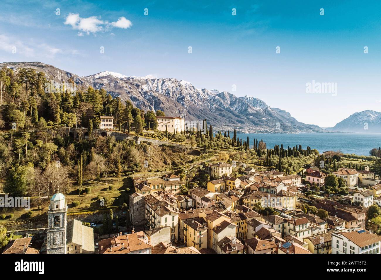Vue aérienne du village de Bellagio sur le lac de Côme avec le ciel bleu et les Alpes en arrière-plan, Bellagio, Côme, Italie Banque D'Images