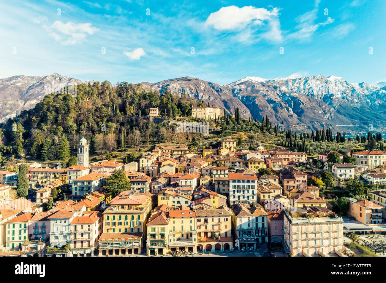 Vue aérienne du village de Bellagio sur le lac de Côme avec le ciel bleu et les Alpes en arrière-plan, Bellagio, Côme, Italie Banque D'Images