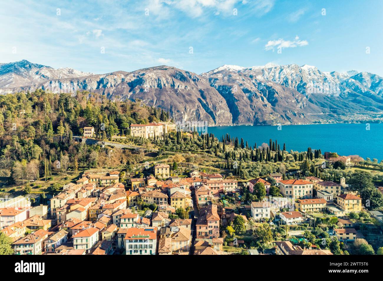 Vue aérienne du village de Bellagio sur le lac de Côme avec le ciel bleu et les Alpes en arrière-plan, Bellagio, Côme, Italie Banque D'Images