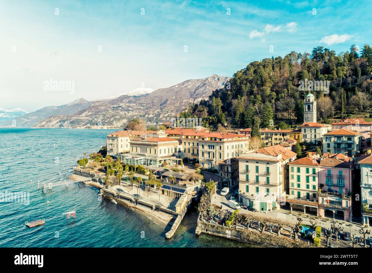 Vue aérienne du village de Bellagio sur le lac de Côme avec le ciel bleu et les Alpes en arrière-plan, Bellagio, Côme, Italie Banque D'Images