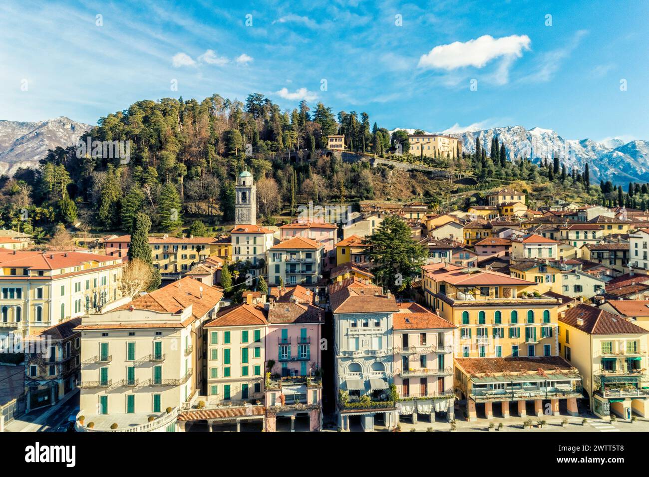 Vue aérienne du village de Bellagio sur le lac de Côme avec le ciel bleu et les Alpes en arrière-plan, Bellagio, Côme, Italie Banque D'Images