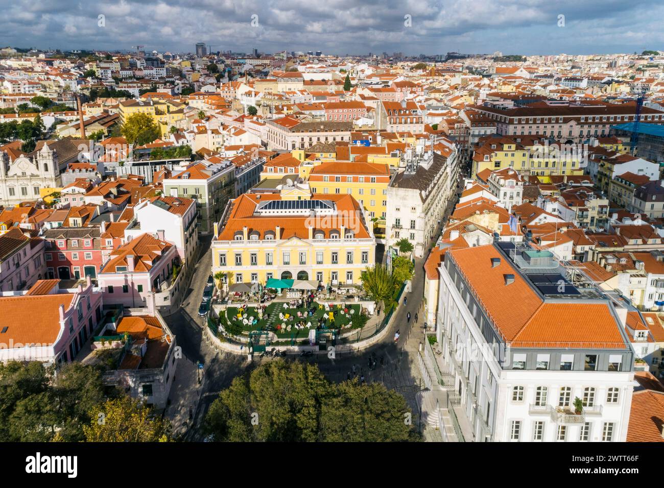 Aérien de la vieille ville avec Musée de pharmacie avec café à Lisbonne, Portugal Banque D'Images