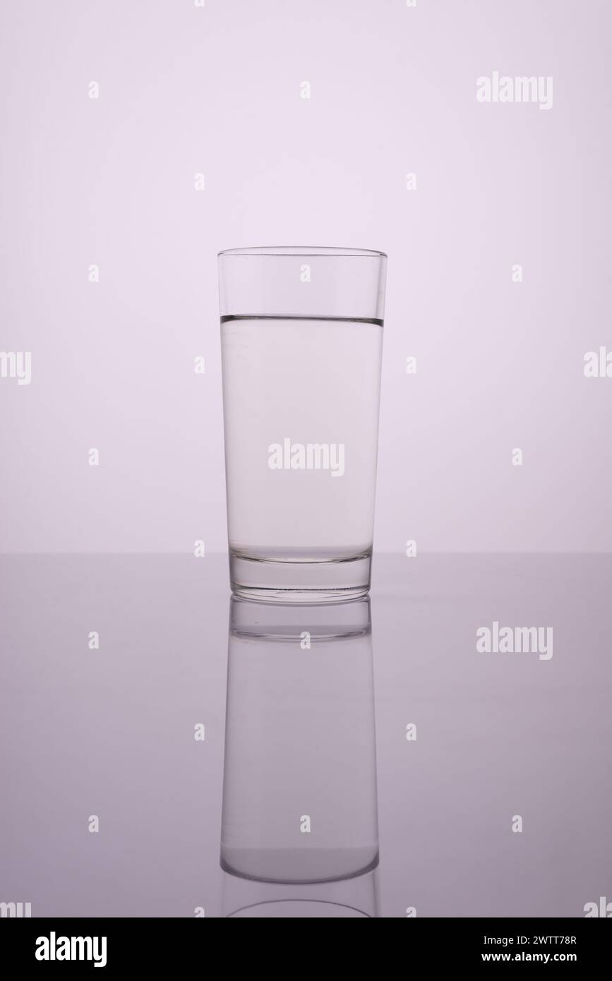 verre d'eau propre sur un fond blanc gris Banque D'Images