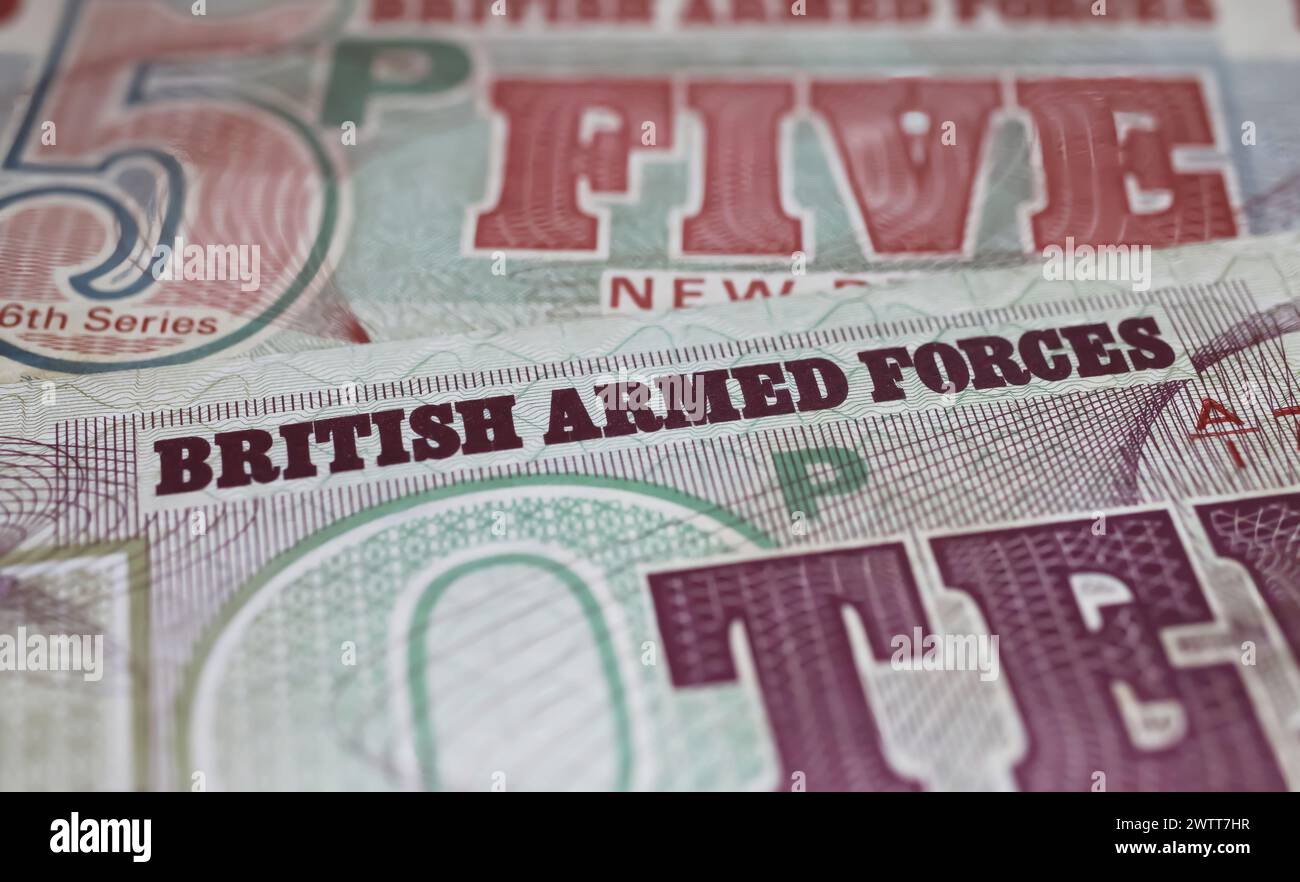 Gros plan sur les anciens billets de banque historiques des Forces armées britanniques, les nouveaux livres pence Banque D'Images