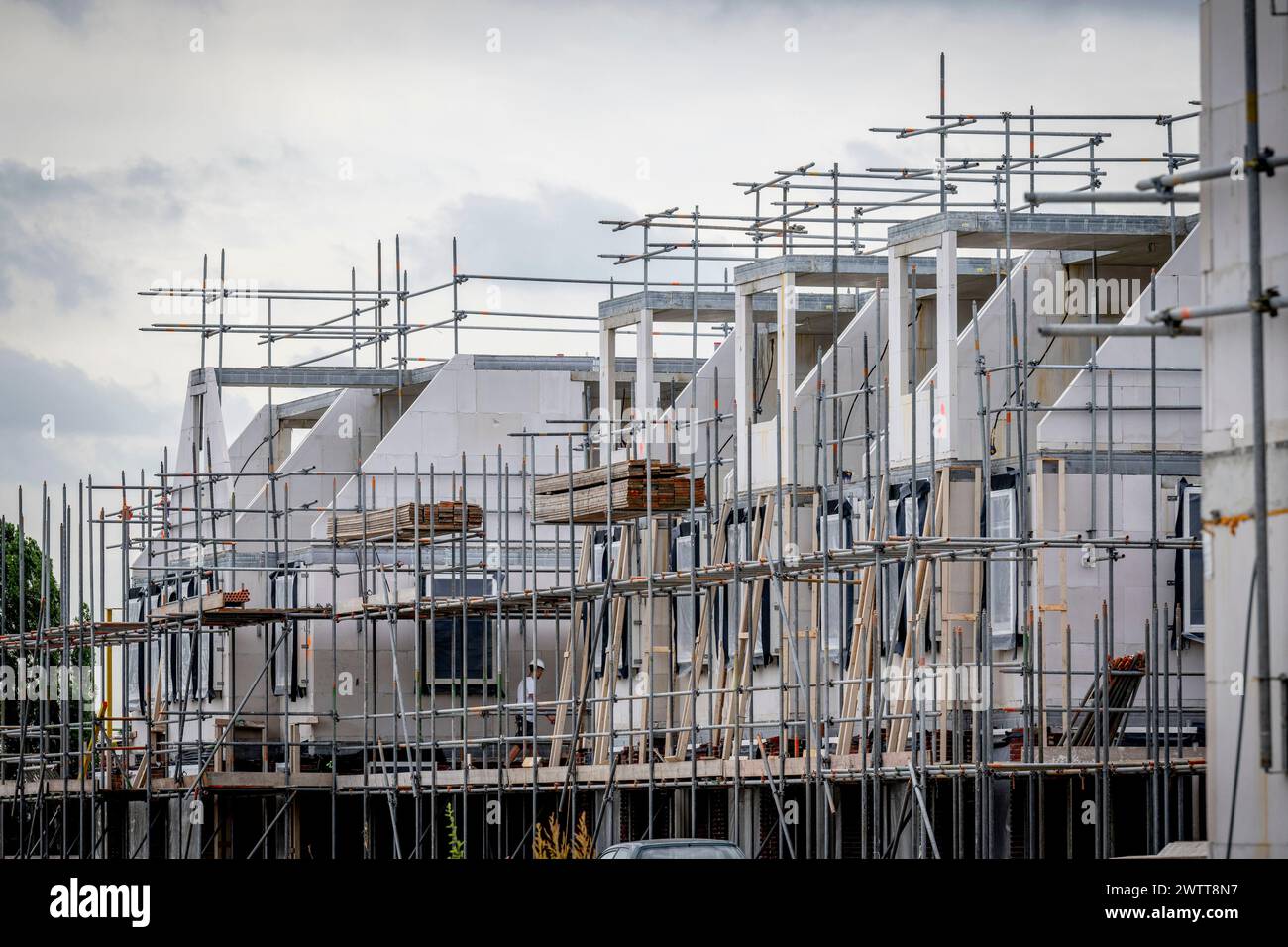 Chantier de construction animé avec échafaudages et structures émergentes. Banque D'Images