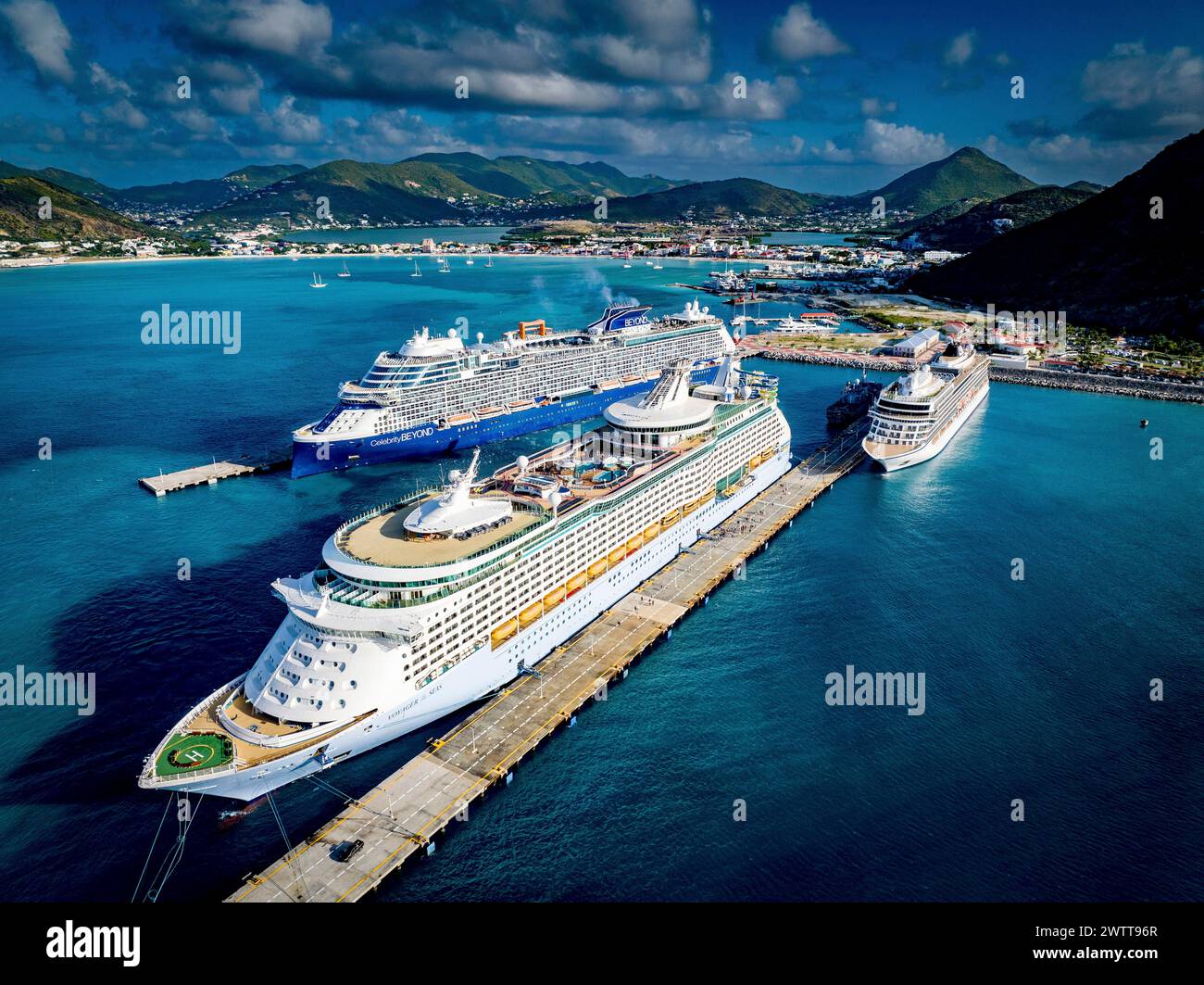 Bateaux de croisière amarrés dans un port tropical pittoresque Banque D'Images