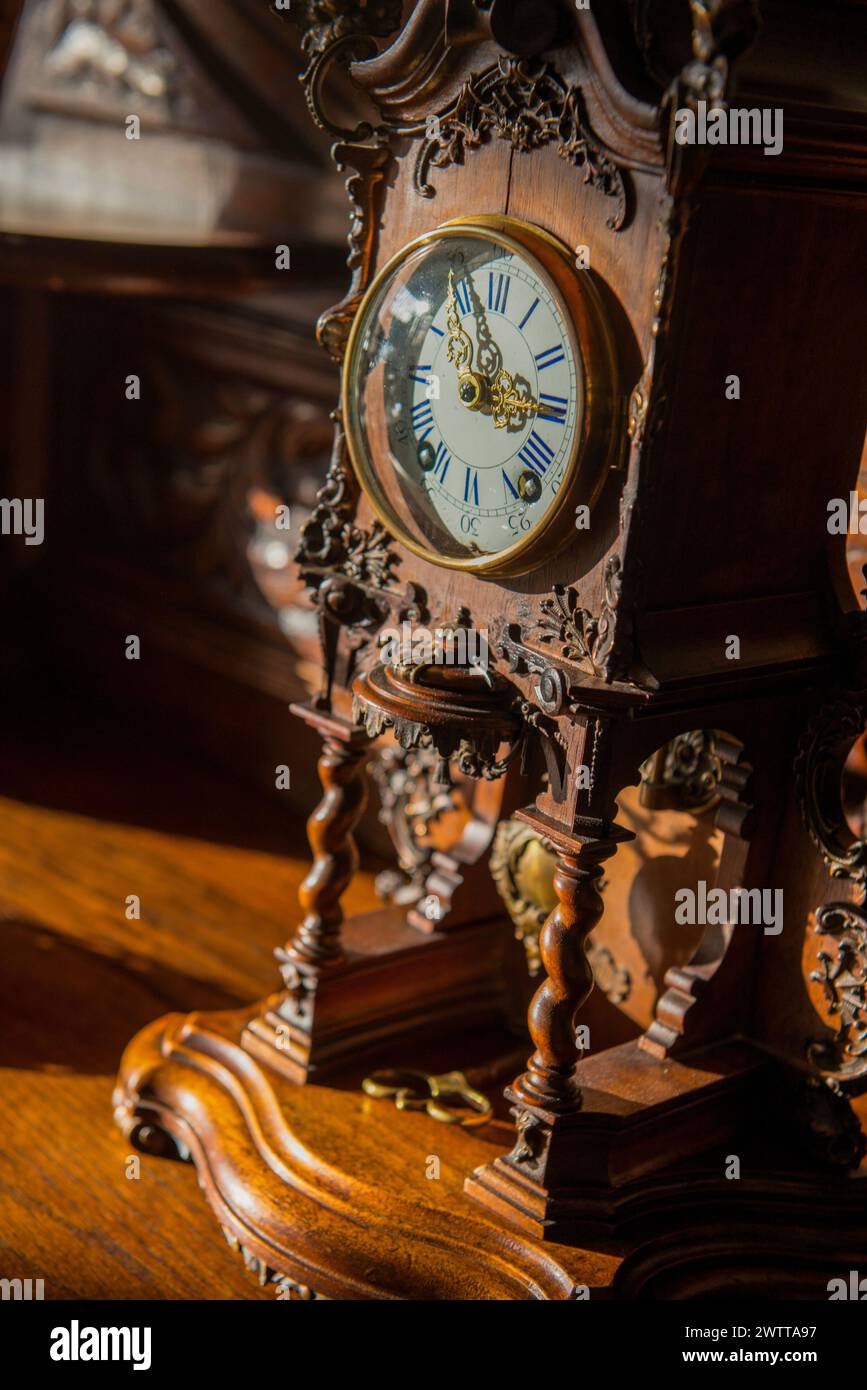 Élégance antique Une horloge à pendule vintage résiste à l'épreuve du temps Banque D'Images