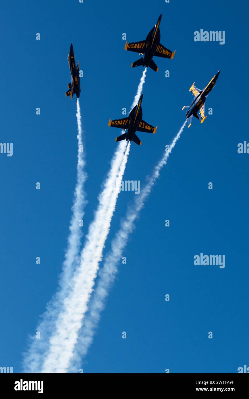 Les F/A-18 Super Hornets affectés aux Blue Angels effectuent des manœuvres acrobatiques lors du spectacle aérien Travis Air Force base Wings Over Solano Banque D'Images