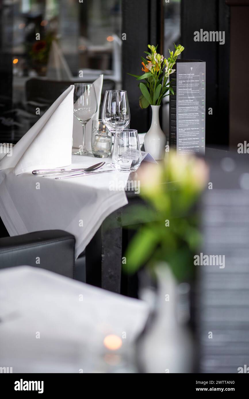 Table élégante dans un restaurant haut de gamme qui attend les clients. Banque D'Images