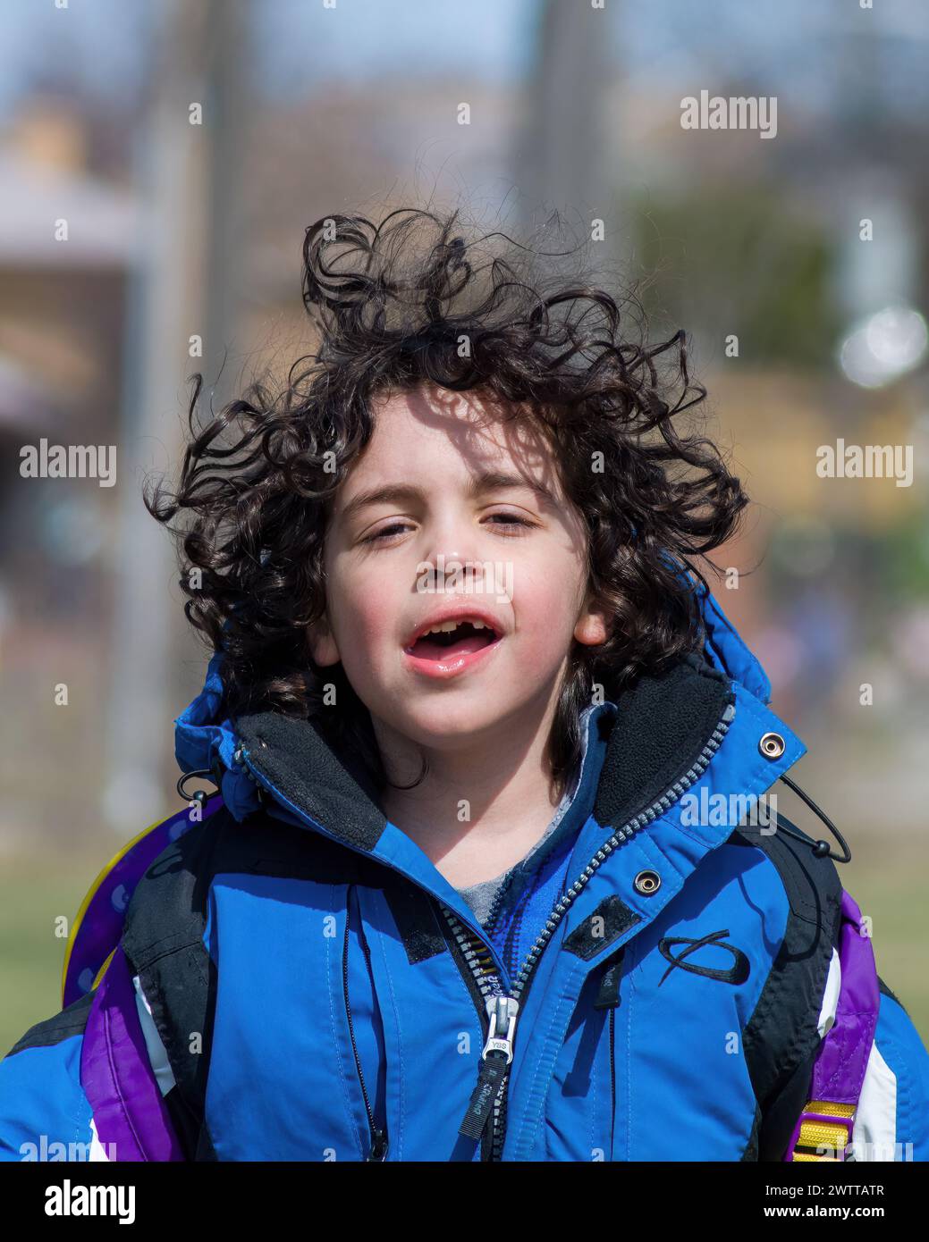 Portrait d'action d'un enfant garçon courant après la sortie de l'école. Banque D'Images