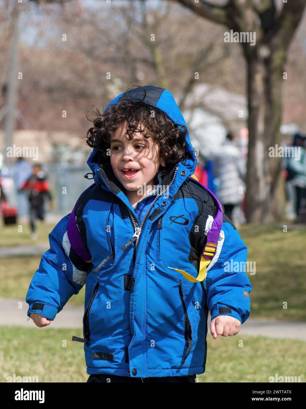 Portrait d'action d'un enfant garçon courant après la sortie de l'école. Banque D'Images