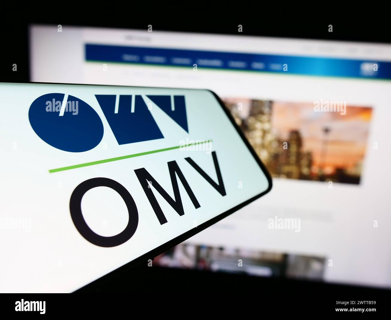 Smartphone avec logo de la société pétrolière et gazière autrichienne OMV Aktiengesellschaft en face du site Web de l'entreprise. Mettez l'accent sur le centre-gauche de l'écran du téléphone. Banque D'Images
