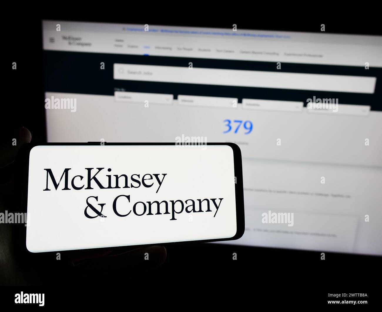 Personne tenant un smartphone avec le logo de l'entreprise de conseil américaine McKinsey and Company en face du site Web. Concentrez-vous sur l'affichage du téléphone. Banque D'Images