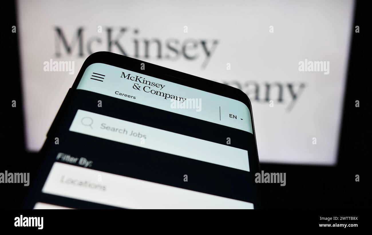 Smartphone avec le site Web de l'entreprise de conseil américaine McKinsey and Company devant le logo. Concentrez-vous sur le coin supérieur gauche de l'écran du téléphone. Banque D'Images