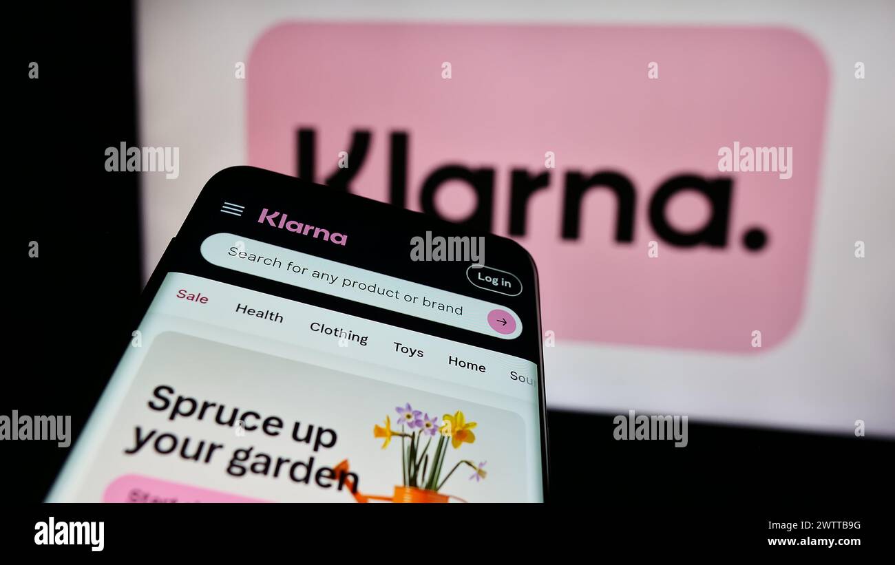 Téléphone portable avec page Web de la société fintech suédoise Klarna Bank AB devant le logo de l'entreprise. Concentrez-vous sur le coin supérieur gauche de l'écran du téléphone. Banque D'Images