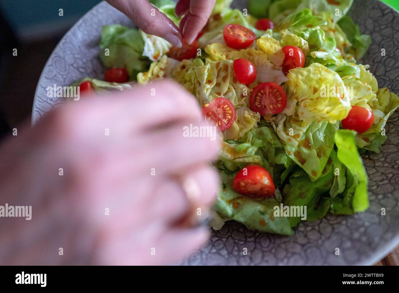 Une salade fraîche préparée avec des tomates cerises vibrantes Banque D'Images