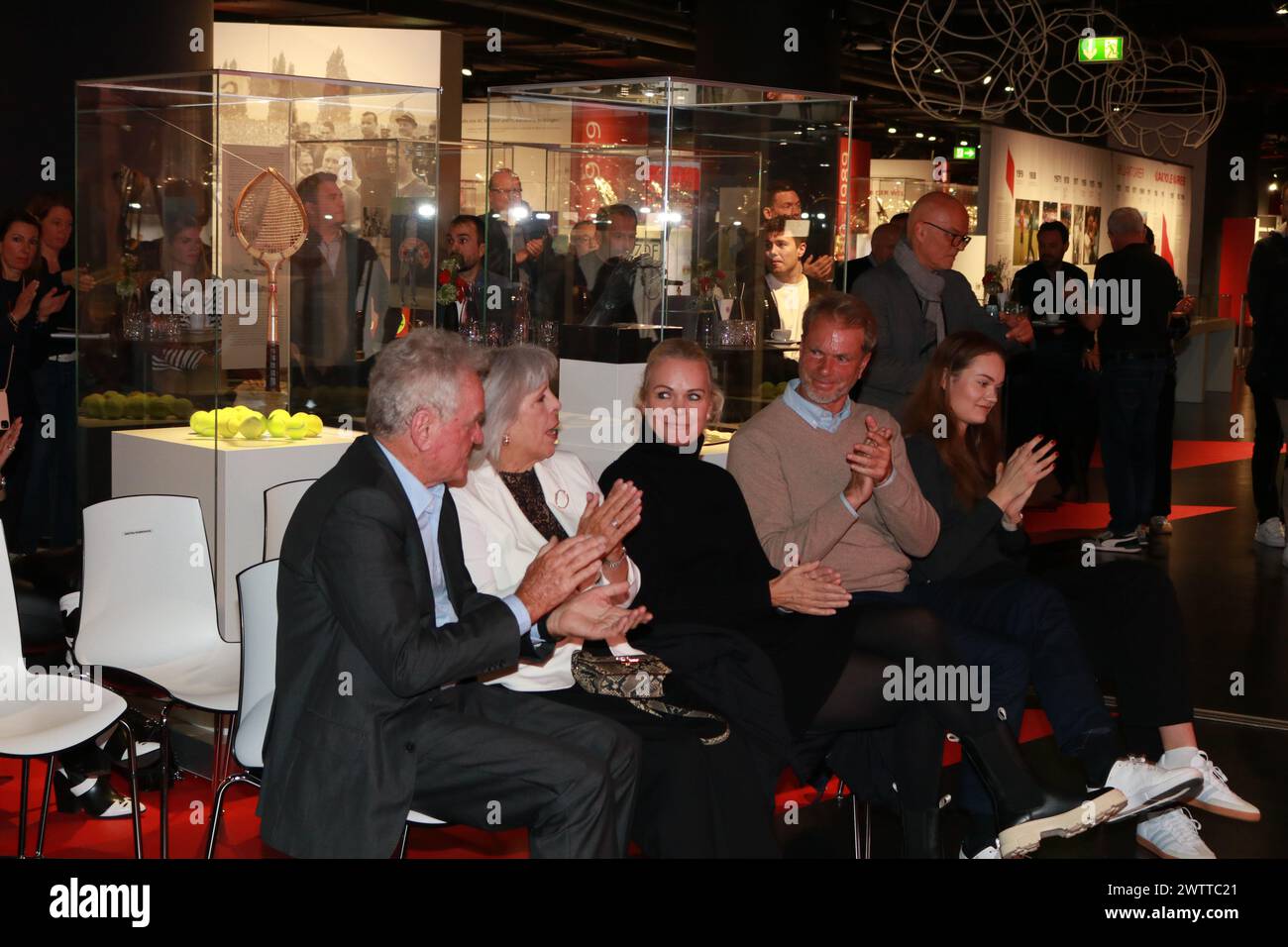 MUNICH, Allemagne - 19. MARS 2024 : Sepp MAIER, ancien footballeur professionnel, gardien de but, a fêté avec ses amis et sa famille et la direction du FcBayern son 80ème anniversaire (28 février) lors de l'ouverture d'une exposition spéciale et attrayante le 19 mars à Allianz Arena. Sepp Maier assiste à l'ouverture de l'exposition spéciale 'All the Best, Sepp Maier!' Célébration du 80e anniversaire de Sepp Maier avec sa femme Monika, sa fille Alexandra et sa petite-fille Maxima au Musée du FC Bayern le 19 mars 2024 à Munich, en Allemagne. L'exposition est un hommage à l'anniversaire de l'icône gardien de but. Banque D'Images