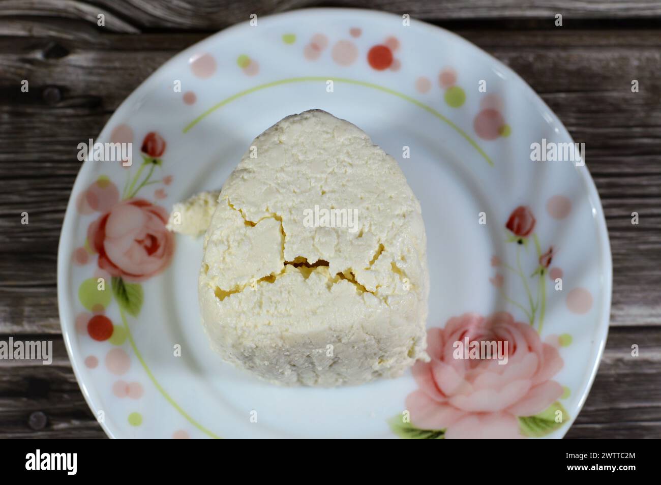 Arish Qarish fromage blanc égyptien, type de fromage blanc, mou, lactique fabriqué à partir de laban rayeb qui est un type de lait écrémé caillé et fermenté fait i Banque D'Images