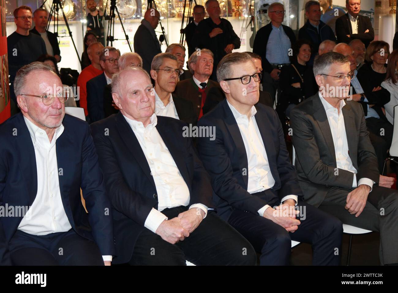 MUNICH, Allemagne - 19. MARS 2024 : Sepp MAIER, ancien footballeur professionnel, gardien de but, a fêté avec ses amis et sa famille et la direction du FcBayern son 80ème anniversaire (28 février) lors de l'ouverture d'une exposition spéciale et attrayante le 19 mars à Allianz Arena. Karl-Heinz Rummenigge, président d'honneur du FC Bayern München Uli Hoeness, Jan-Christian Dreesen, PDG du FC Bayern München, Herbert Hainer, président du FC bayern München, FC Bayern Muenchen ont créé une exposition Sepp MAIER dans le pavillon du musée de l'Allianz Arena de Munich et ont assisté à l'inauguration. Football Banque D'Images