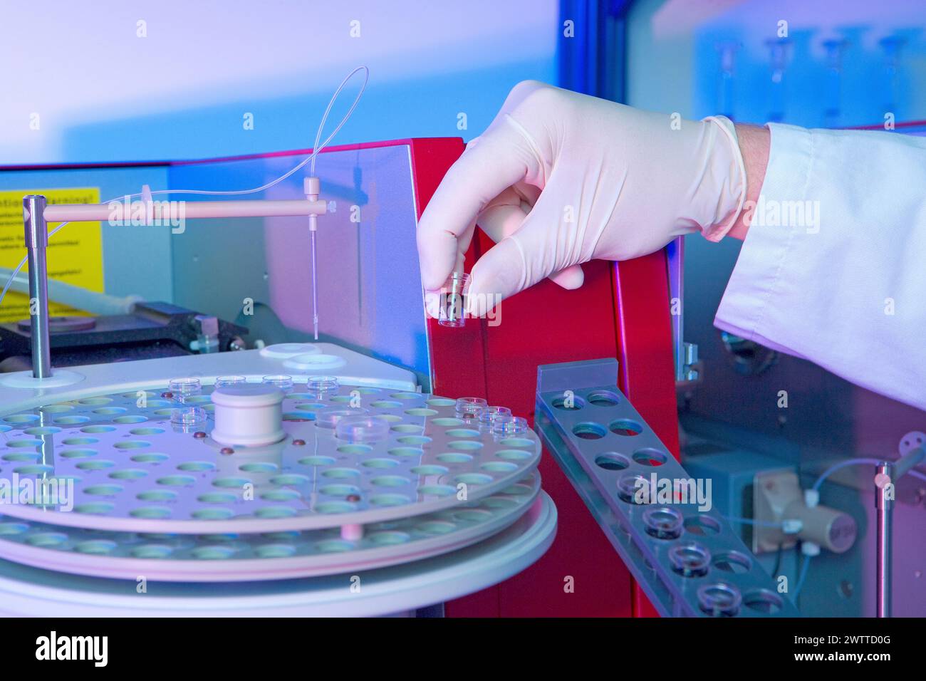 Scientifique utilisant des équipements de pointe pour la recherche médicale dans un laboratoire Banque D'Images