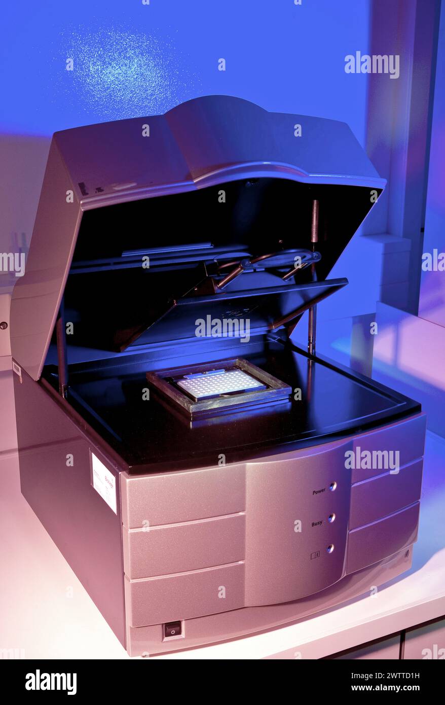 Une imprimante moderne sous un éclairage violet Banque D'Images