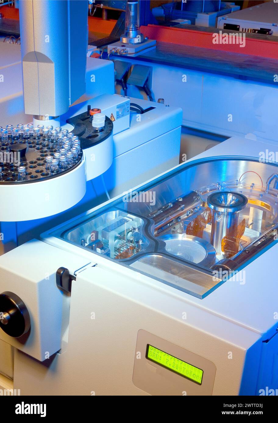Équipement de laboratoire de haute technologie effectuant des analyses automatisées Banque D'Images